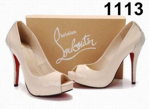 nouvelle christian louboutin chaussure italienne,christian louboutin shoes are famous for having what colour soles